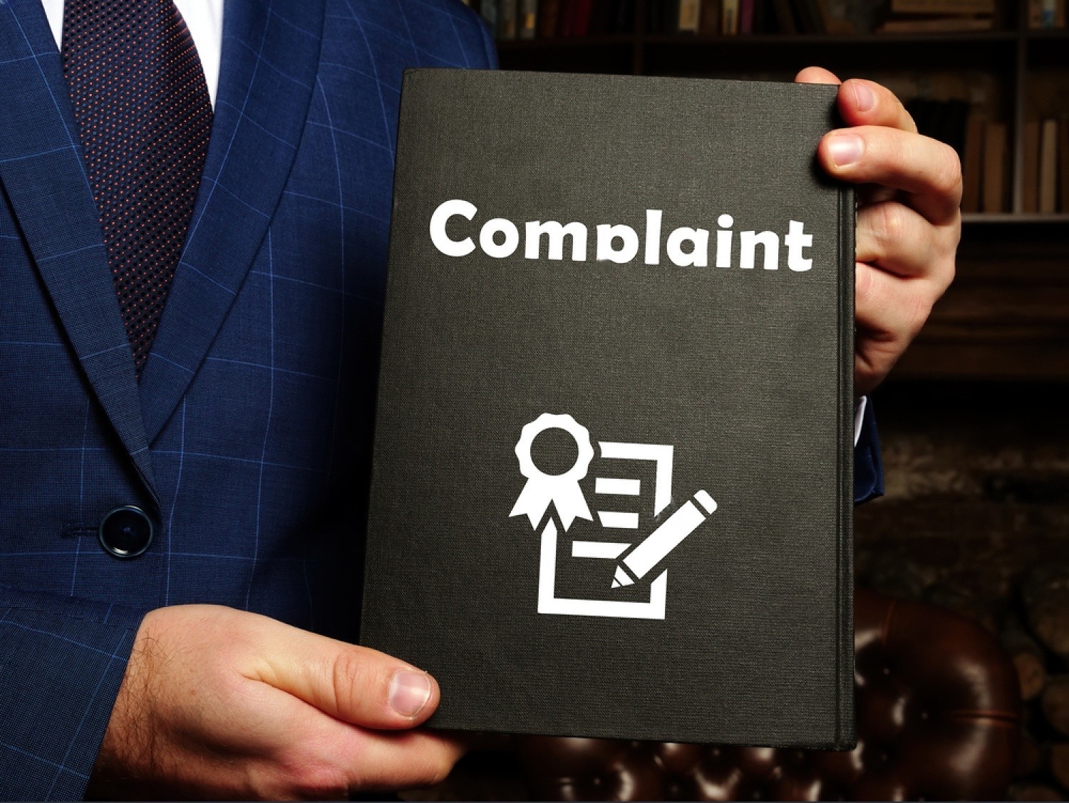 Dois-je porter plainte contre mon conjoint pour vol de documents ?